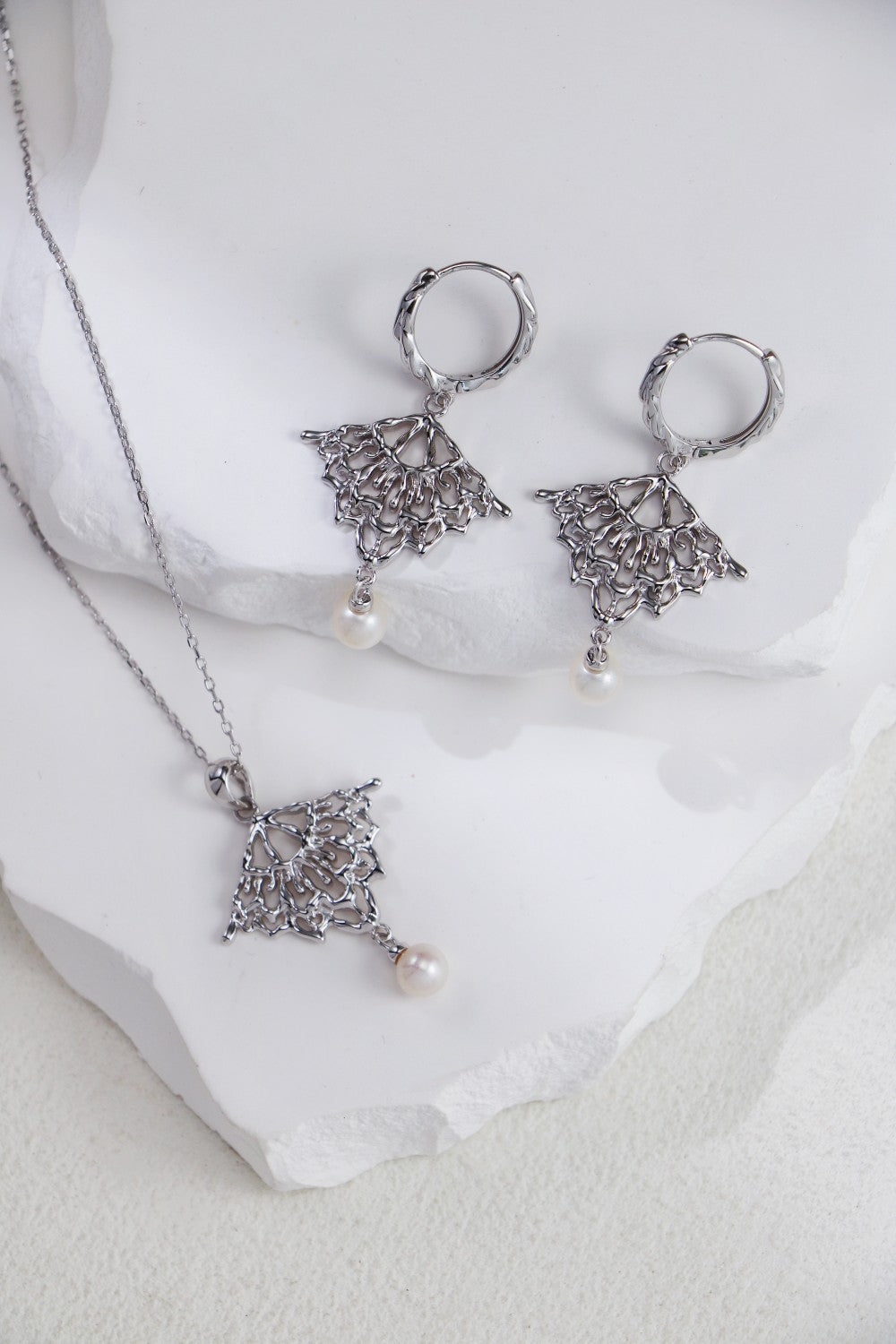 Fashion Skirt Hem Pearl Earrings